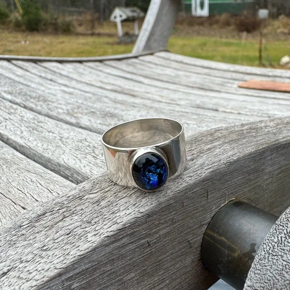 Handcrafted sterling silver and dichroic glass cabochon ring - Picture 5 of 10